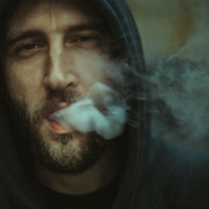 consumo de sustancias - fumar - hombre fumando se ve humo
